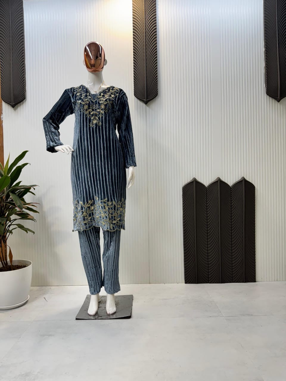DESIGNER BLOOMING VELVET
EMBROIDERY WORK SUIT WITH PANT