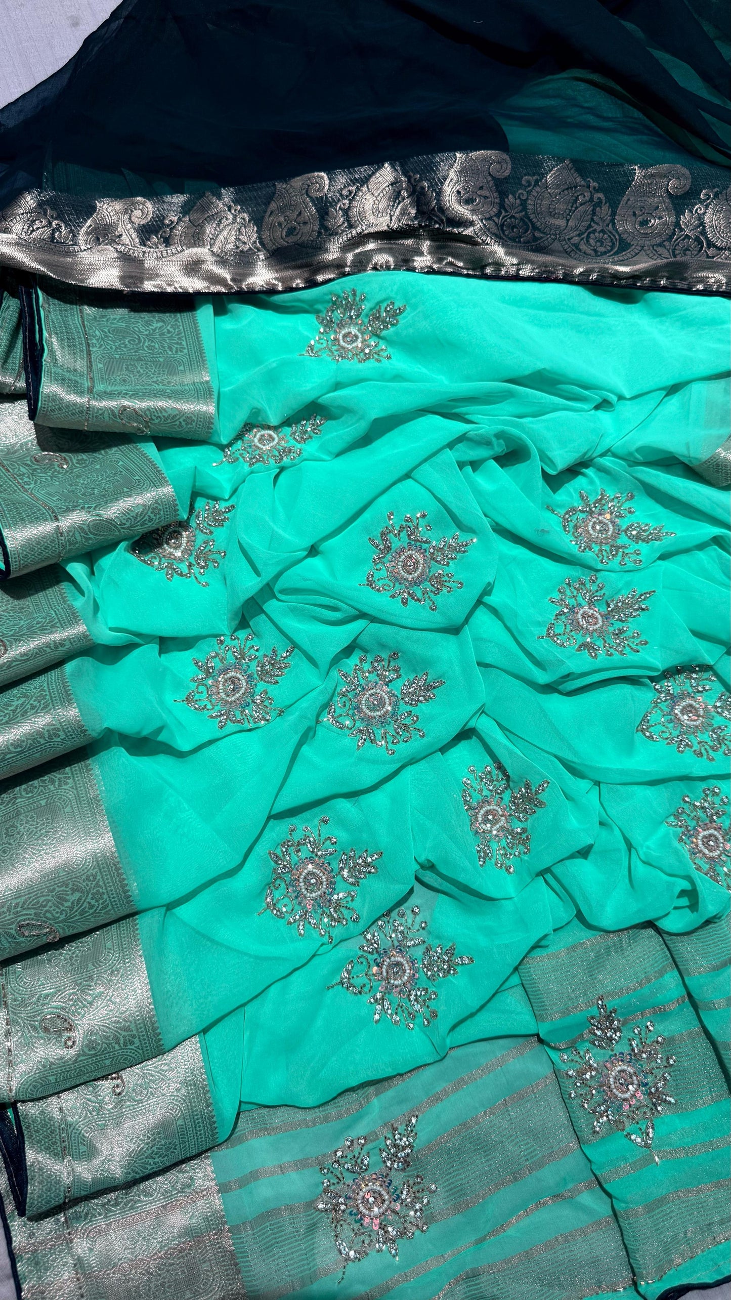 Pure Georgette fabric saree
Goldan jari