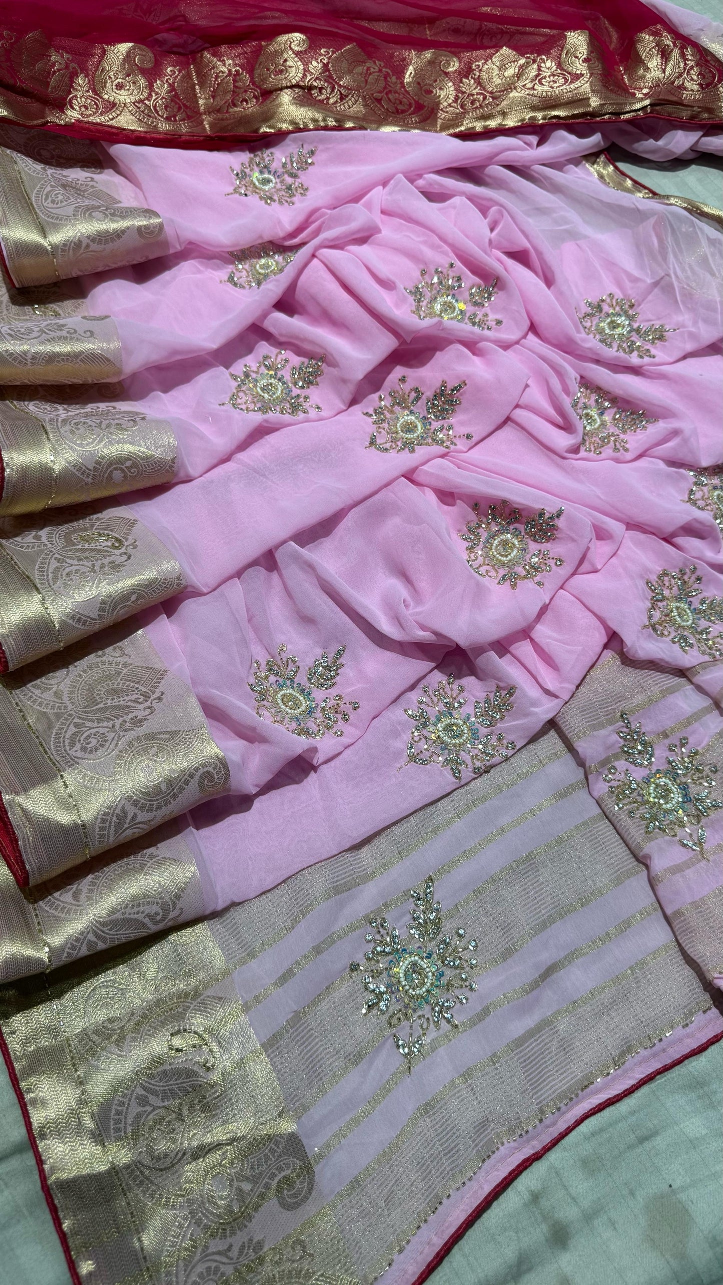 Pure Georgette fabric saree
Goldan jari
