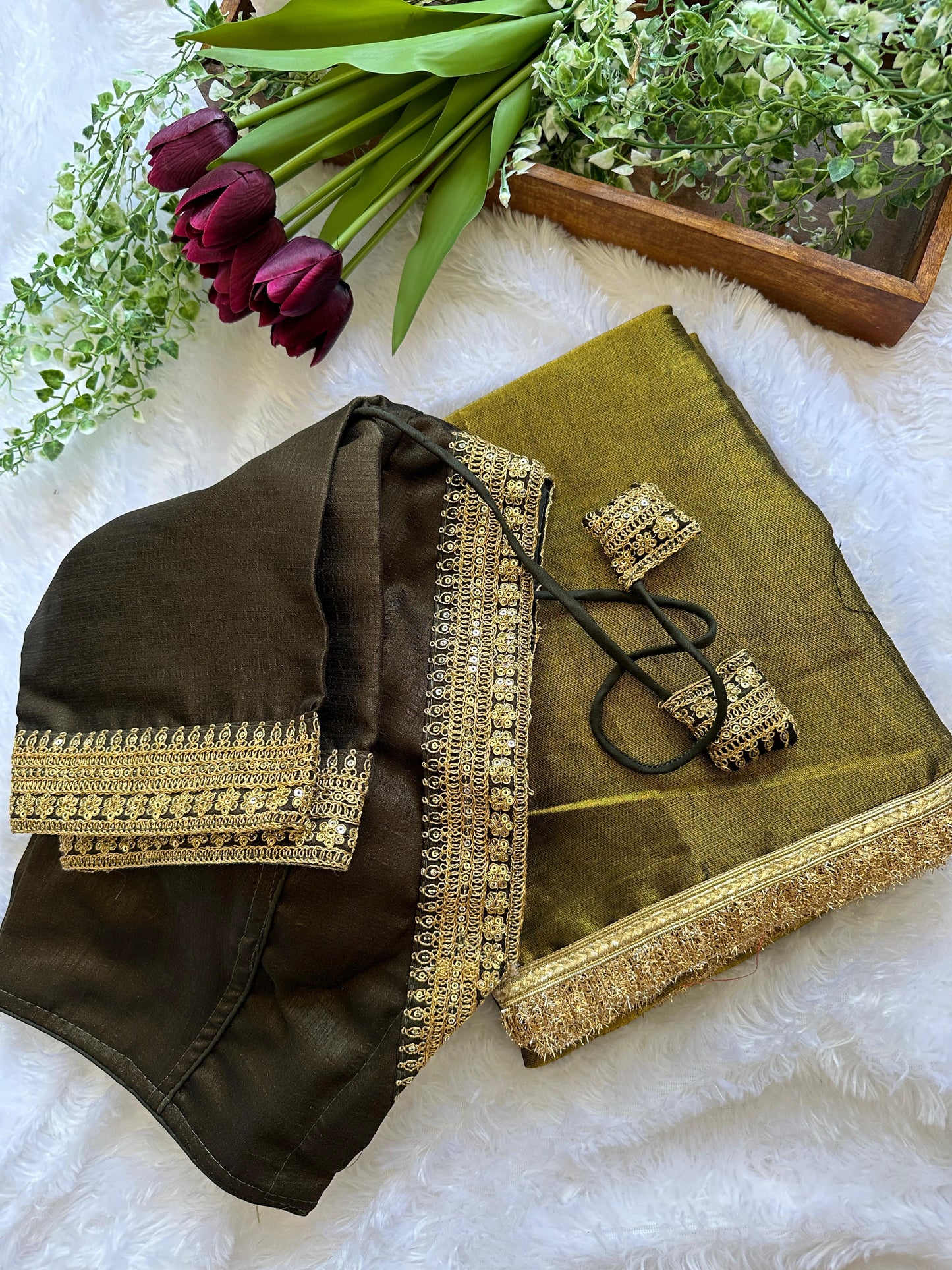silk tissue with heavy golden lace border